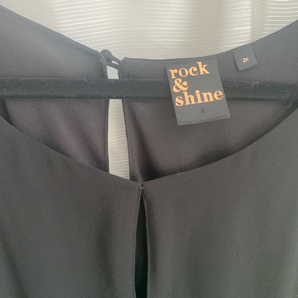 LBD… beautiful sleeveless dress with large flat sequins at hem - Picture 3 of 4